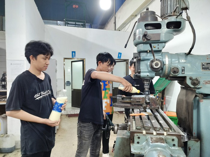 Có nên "kèm" người mới?- Ảnh 1. Có nên "kèm" người mới?- Ảnh 1.