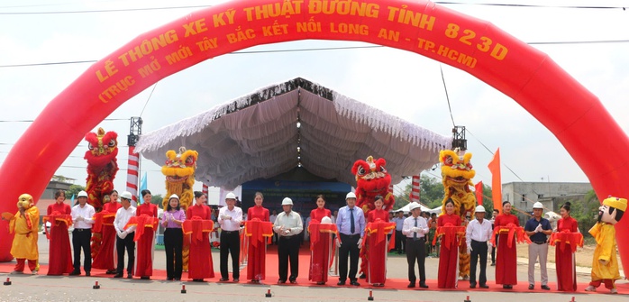 Long An thông xe kỹ thuật tuyến đường hơn 1.100 tỉ đồng kết nối TP HCM- Ảnh 1. Long An thông xe kỹ thuật tuyến đường hơn 1.100 tỉ đồng kết nối TP HCM- Ảnh 1.