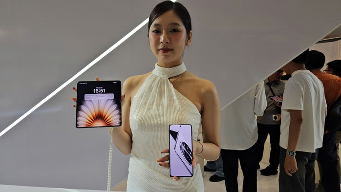 Smartphone OPPO Find N5 được thiết kế mặt lưng bằng vật liệu sợi chuẩn máy bay tăng 30% độ bền. Ảnh: PHẠM ANH PHÚ Smartphone OPPO Find N5 được thiết kế mặt lưng bằng vật liệu sợi chuẩn máy bay tăng 30% độ bền. Ảnh: PHẠM ANH PHÚ