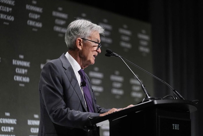 Ông Jerome Powell, Chủ tịch Cục Dự trữ Liên bang Mỹ (FED), phát biểu tại một sự kiện ở TP Chicago hôm 16-4. Ảnh: AP Ông Jerome Powell, Chủ tịch Cục Dự trữ Liên bang Mỹ (FED), phát biểu tại một sự kiện ở TP Chicago hôm 16-4. Ảnh: AP