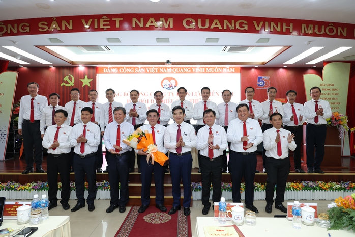 Ông Lê Văn Trang tiếp tục được tín nhiệm giữ chức Bí thư Đảng ủy EVNSPC- Ảnh 17. Ông Lê Văn Trang tiếp tục được tín nhiệm giữ chức Bí thư Đảng ủy EVNSPC- Ảnh 17.