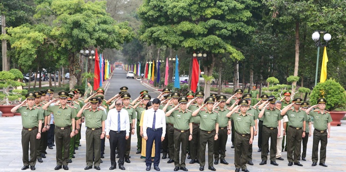 Bộ trưởng Bộ Công an Lương Tam Quang dâng hương các Anh hùng liệt sĩ tại Tây Ninh- Ảnh 1. Bộ trưởng Bộ Công an Lương Tam Quang dâng hương các Anh hùng liệt sĩ tại Tây Ninh- Ảnh 1.