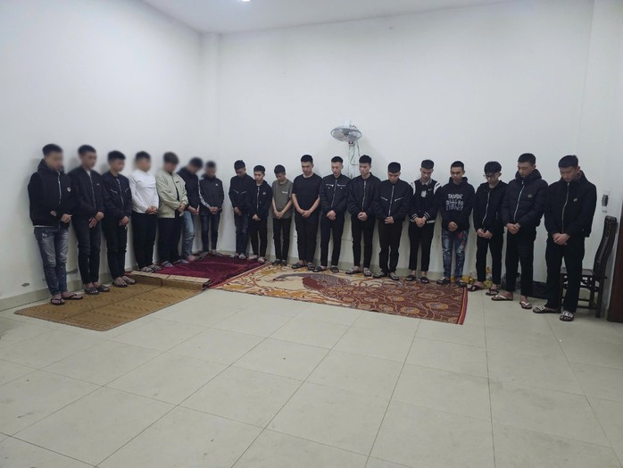 18 đối tượng cầm súng, kiếm truy đuổi nhau gây náo loạn trên nhiều tuyến phố- Ảnh 1. 18 đối tượng cầm súng, kiếm truy đuổi nhau gây náo loạn trên nhiều tuyến phố- Ảnh 1.