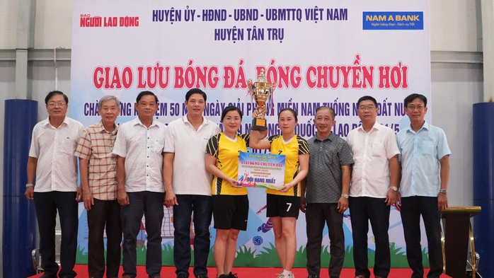 Giao lưu bóng đá, bóng chuyền giữa Báo Người Lao Động với các đơn vị tỉnh Long An- Ảnh 1.