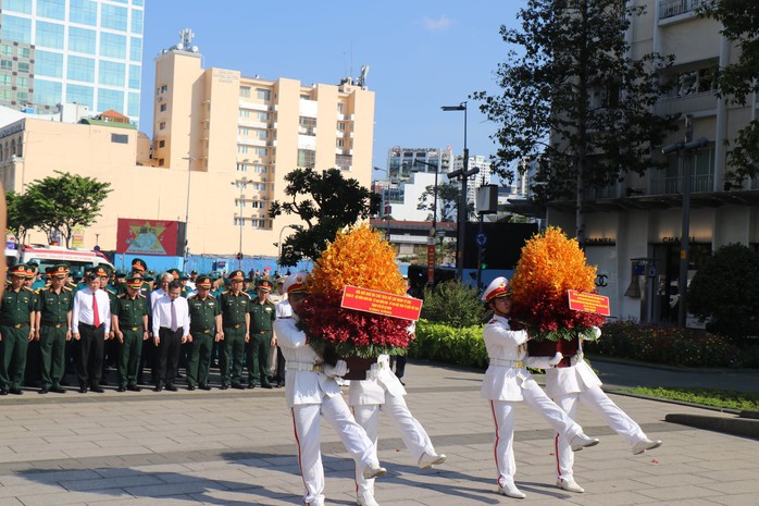 Dâng hoa tưởng niệm Chủ tịch Hồ Chí Minh nhân dịp kỷ niệm 50 năm thống nhất đất nước- Ảnh 1. Dâng hoa tưởng niệm Chủ tịch Hồ Chí Minh nhân dịp kỷ niệm 50 năm thống nhất đất nước- Ảnh 1.