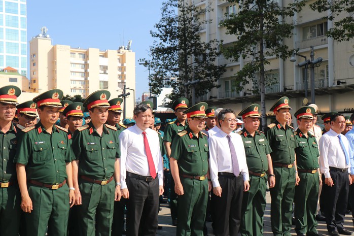 Dâng hoa tưởng niệm Chủ tịch Hồ Chí Minh nhân dịp kỷ niệm 50 năm thống nhất đất nước- Ảnh 2. Dâng hoa tưởng niệm Chủ tịch Hồ Chí Minh nhân dịp kỷ niệm 50 năm thống nhất đất nước- Ảnh 2.