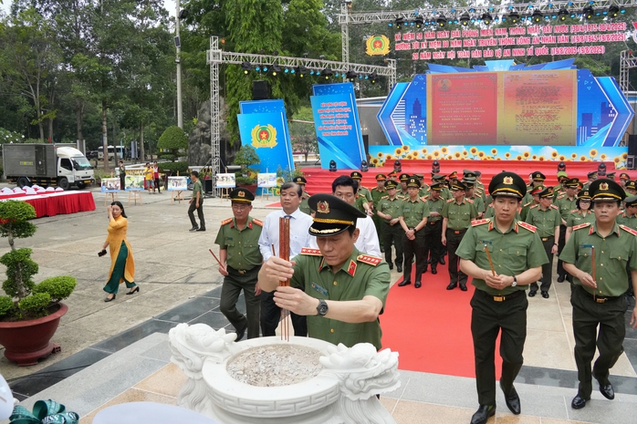 Bộ trưởng Bộ Công an Lương Tam Quang dâng hương các Anh hùng liệt sĩ tại Tây Ninh- Ảnh 2. Bộ trưởng Bộ Công an Lương Tam Quang dâng hương các Anh hùng liệt sĩ tại Tây Ninh- Ảnh 2.