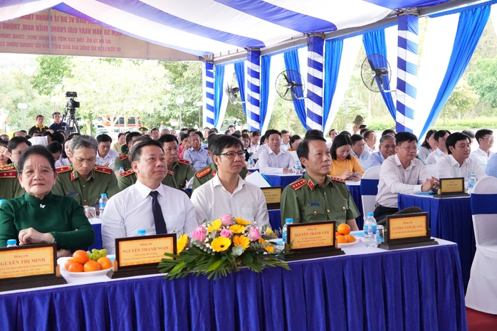 Bộ trưởng Bộ Công an Lương Tam Quang dâng hương các Anh hùng liệt sĩ tại Tây Ninh- Ảnh 4. Bộ trưởng Bộ Công an Lương Tam Quang dâng hương các Anh hùng liệt sĩ tại Tây Ninh- Ảnh 4.