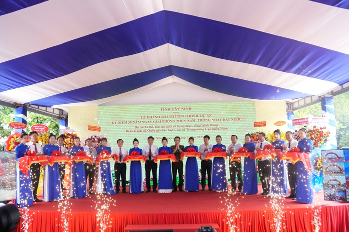 Bộ trưởng Bộ Công an Lương Tam Quang dâng hương các Anh hùng liệt sĩ tại Tây Ninh- Ảnh 5. Bộ trưởng Bộ Công an Lương Tam Quang dâng hương các Anh hùng liệt sĩ tại Tây Ninh- Ảnh 5.