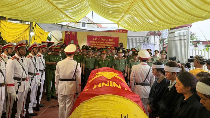 Nghẹn ngào tiễn đưa Thiếu tá Nguyễn Đăng Khải về đất mẹ- Ảnh 1.