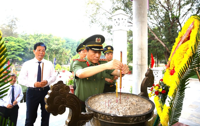 Bộ trưởng Bộ Công an Lương Tam Quang dâng hương các Anh hùng liệt sĩ tại Tây Ninh- Ảnh 3. Bộ trưởng Bộ Công an Lương Tam Quang dâng hương các Anh hùng liệt sĩ tại Tây Ninh- Ảnh 3.