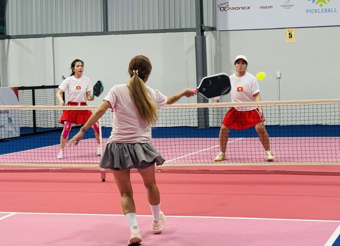 Nóng bỏng các cuộc tranh tài ở Giải Pickleball Báo Phụ nữ TP HCM 2025- Ảnh 2. Nóng bỏng các cuộc tranh tài ở Giải Pickleball Báo Phụ nữ TP HCM 2025- Ảnh 2.
