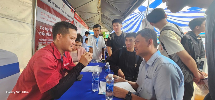 Hơn 1.000 vị trí việc làm "chào mời" sinh viên Trường Đại học Thủ Dầu Một- Ảnh 4. Hơn 1.000 vị trí việc làm "chào mời" sinh viên Trường Đại học Thủ Dầu Một- Ảnh 4.