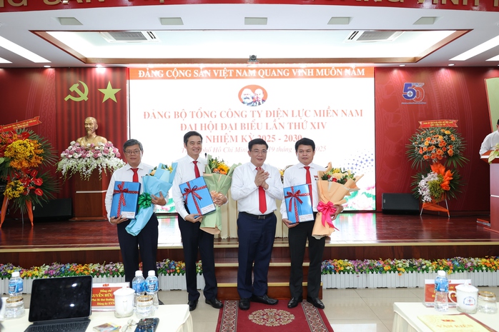 Ông Lê Văn Trang tiếp tục được tín nhiệm giữ chức Bí thư Đảng ủy EVNSPC- Ảnh 15. Ông Lê Văn Trang tiếp tục được tín nhiệm giữ chức Bí thư Đảng ủy EVNSPC- Ảnh 15.