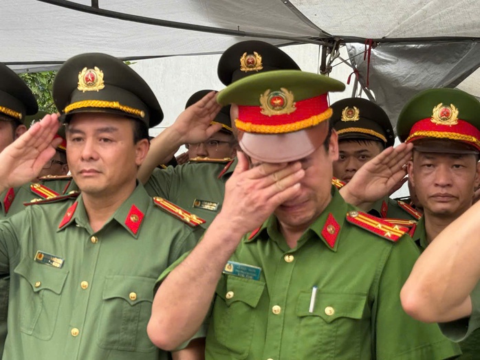 Nghẹn ngào tiễn đưa Thiếu tá Nguyễn Đăng Khải về đất mẹ- Ảnh 3.