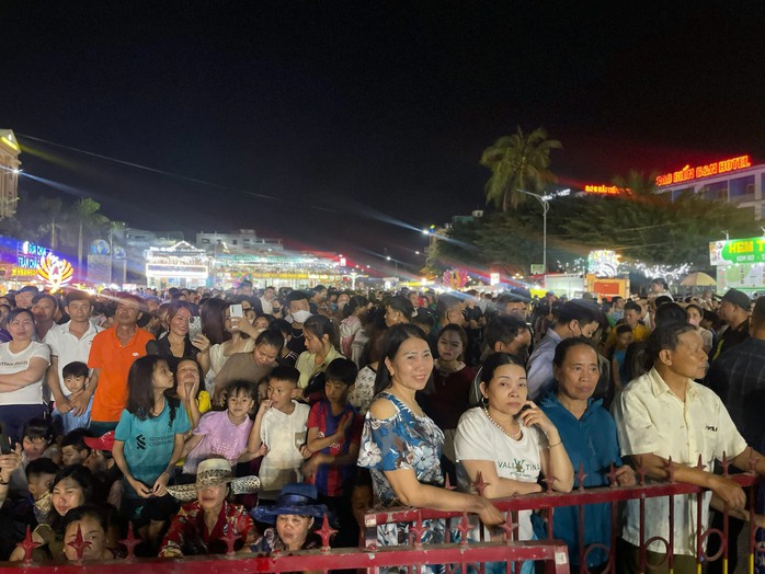 Hàng ngàn người dự lễ khai mạc du lịch biển Hải Tiến- Ảnh 4. Hàng ngàn người dự lễ khai mạc du lịch biển Hải Tiến- Ảnh 4.