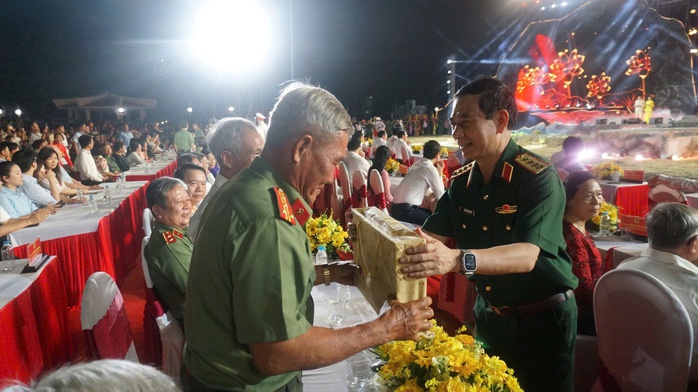 Chương trình "Ký ức để lại" ở Tây Ninh: Lời tri ân đối với các thế hệ chiến sĩ công an- Ảnh 8. Chương trình "Ký ức để lại" ở Tây Ninh: Lời tri ân đối với các thế hệ chiến sĩ công an- Ảnh 8.