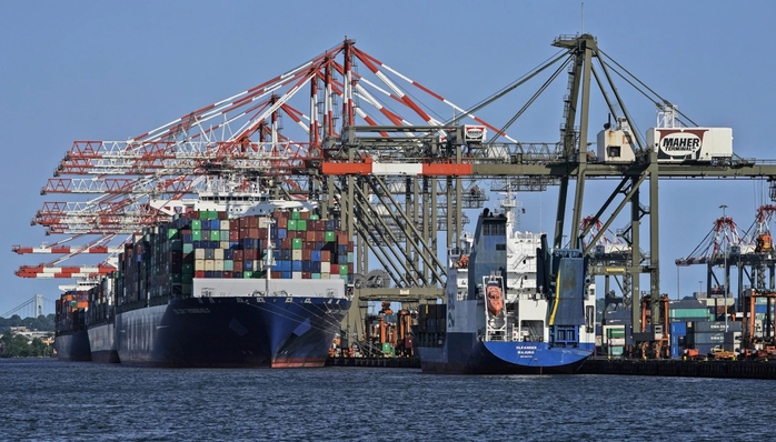 Tàu container tại cảng ở TP Elizabeth, bang New Jersey - Mỹ Ảnh: AP Tàu container tại cảng ở TP Elizabeth, bang New Jersey - Mỹ Ảnh: AP