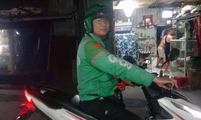 Công nhân tự "tăng ca"- Ảnh 1. Công nhân tự "tăng ca"- Ảnh 1.