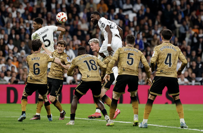 Thắng nghẹt thở bán kết Cúp Nhà vua, Real Madrid tiếp tục mơ "cú ăn ba"- Ảnh 5. Thắng nghẹt thở bán kết Cúp Nhà vua, Real Madrid tiếp tục mơ "cú ăn ba"- Ảnh 5.