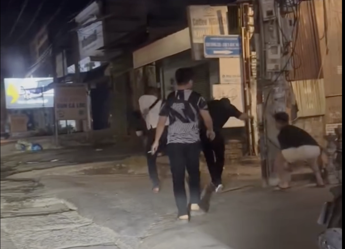 Công an làm việc với 3 đối tượng liên quan vụ chặn ô tô khiến bé trai ở Đồng Nai bị thương- Ảnh 2. Công an làm việc với 3 đối tượng liên quan vụ chặn ô tô khiến bé trai ở Đồng Nai bị thương- Ảnh 2.