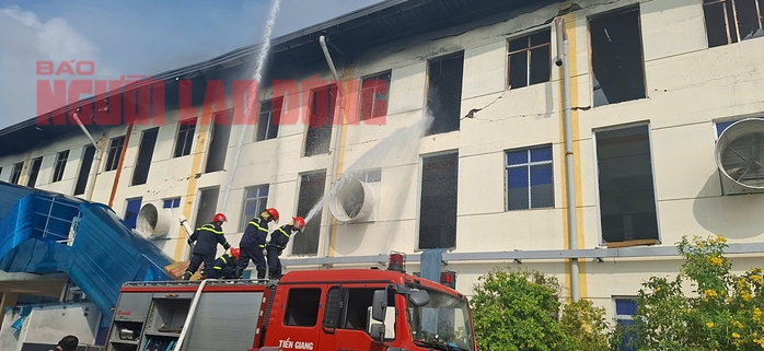 CLIP: Công an Tiền Giang và Long An đang khống chế vụ cháy rất lớn tại Khu Công nghiệp Tân Hương- Ảnh 6. CLIP: Công an Tiền Giang và Long An đang khống chế vụ cháy rất lớn tại Khu Công nghiệp Tân Hương- Ảnh 6.