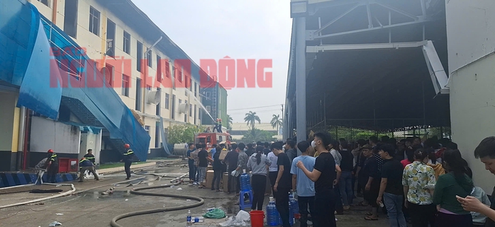 CLIP: Công an Tiền Giang và Long An đang khống chế vụ cháy rất lớn tại Khu Công nghiệp Tân Hương- Ảnh 4. CLIP: Công an Tiền Giang và Long An đang khống chế vụ cháy rất lớn tại Khu Công nghiệp Tân Hương- Ảnh 4.