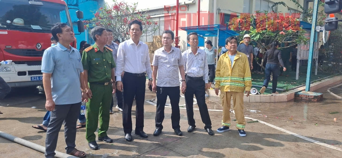 CLIP: Công an Tiền Giang và Long An đang khống chế vụ cháy rất lớn tại Khu Công nghiệp Tân Hương- Ảnh 2. CLIP: Công an Tiền Giang và Long An đang khống chế vụ cháy rất lớn tại Khu Công nghiệp Tân Hương- Ảnh 2.