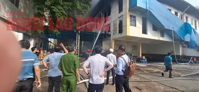CLIP: Công an Tiền Giang và Long An đang khống chế vụ cháy rất lớn tại Khu Công nghiệp Tân Hương- Ảnh 1. CLIP: Công an Tiền Giang và Long An đang khống chế vụ cháy rất lớn tại Khu Công nghiệp Tân Hương- Ảnh 1.
