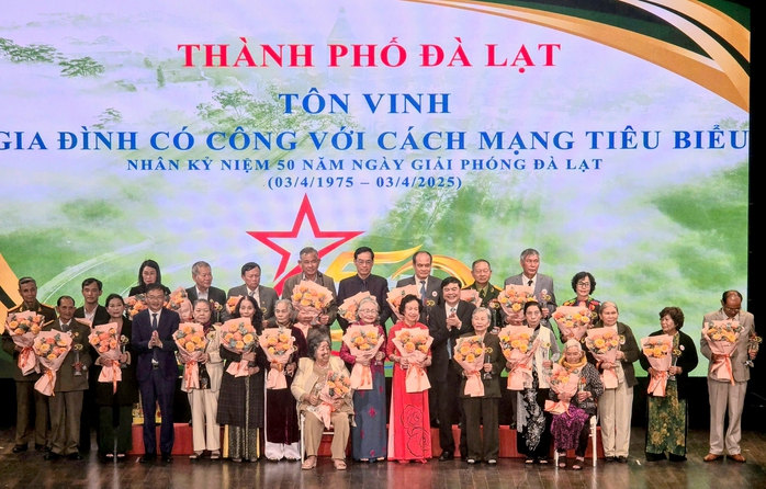 Đà Lạt tôn vinh 50 gia đình có công với cách mạng tiêu biểu- Ảnh 3. Đà Lạt tôn vinh 50 gia đình có công với cách mạng tiêu biểu- Ảnh 3.