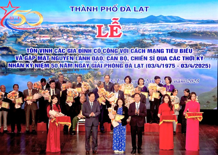 Đà Lạt tôn vinh 50 gia đình có công với cách mạng tiêu biểu- Ảnh 2. Đà Lạt tôn vinh 50 gia đình có công với cách mạng tiêu biểu- Ảnh 2.