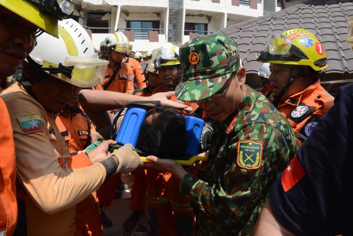 VIDEO: Khoảnh khắc diệu kỳ cứu nạn nhân còn sống sau hơn 5 ngày thảm họa động đất Myanmar- Ảnh 3. VIDEO: Khoảnh khắc diệu kỳ cứu nạn nhân còn sống sau hơn 5 ngày thảm họa động đất Myanmar- Ảnh 3.
