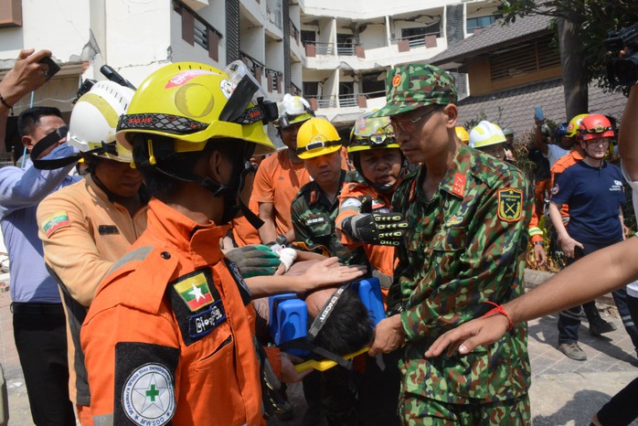 VIDEO: Khoảnh khắc diệu kỳ cứu nạn nhân còn sống sau hơn 5 ngày thảm họa động đất Myanmar- Ảnh 4. VIDEO: Khoảnh khắc diệu kỳ cứu nạn nhân còn sống sau hơn 5 ngày thảm họa động đất Myanmar- Ảnh 4.
