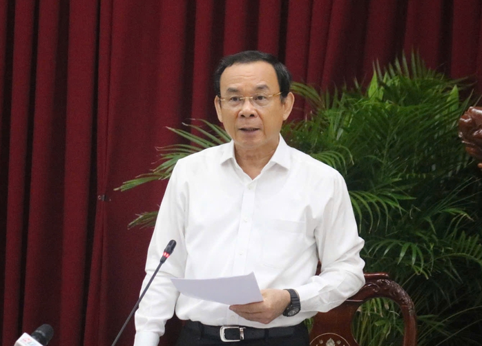Bí thư Thành ủy TP HCM đặt câu hỏi "nóng" về cây xanh, thu phí lòng đường- Ảnh 1. Bí thư Thành ủy TP HCM đặt câu hỏi "nóng" về cây xanh, thu phí lòng đường- Ảnh 1.