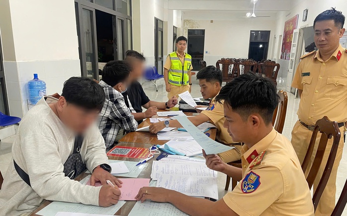 Bất bình với hình ảnh hai người Hàn Quốc “làm xiếc” với mô tô phân khối lớn- Ảnh 2. Bất bình với hình ảnh hai người Hàn Quốc “làm xiếc” với mô tô phân khối lớn- Ảnh 2.