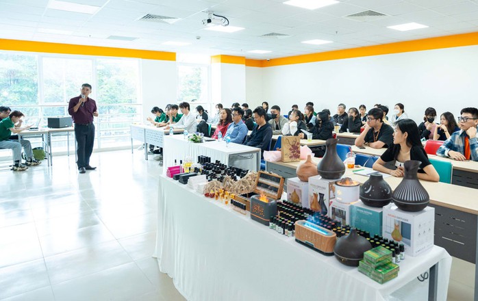 Ông Võ Bửu Lợi, nhà sáng lập Công ty Thủy Mộc Việt, thường tham gia các hoạt động của nhiều viện - trường. Ảnh: AN NA Ông Võ Bửu Lợi, nhà sáng lập Công ty Thủy Mộc Việt, thường tham gia các hoạt động của nhiều viện - trường. Ảnh: AN NA