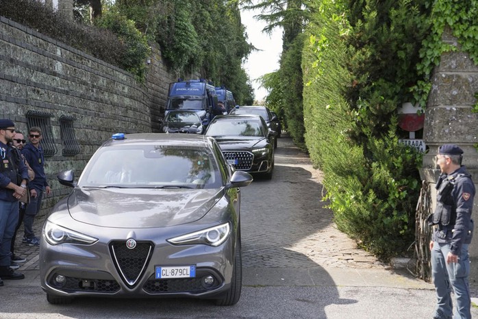 Phái đoàn Iran rời Đại sứ quán Oman ở thủ đô Rome - Ý sau cuộc đàm phán với phái đoàn Mỹ hôm 19-4. Ảnh: AP Phái đoàn Iran rời Đại sứ quán Oman ở thủ đô Rome - Ý sau cuộc đàm phán với phái đoàn Mỹ hôm 19-4. Ảnh: AP