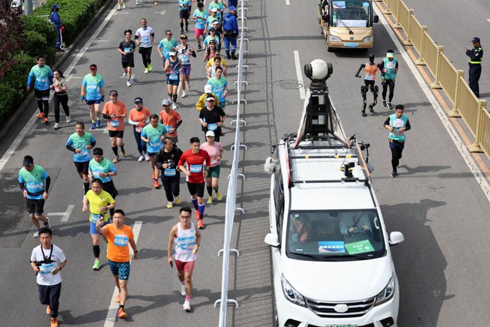 Khung cảnh cuộc đua half-marathon có sự tham gia của robot hình người tại thủ đô Bắc Kinh hôm 19-4. Ảnh: TÂN HOA XÃ Khung cảnh cuộc đua half-marathon có sự tham gia của robot hình người tại thủ đô Bắc Kinh hôm 19-4. Ảnh: TÂN HOA XÃ