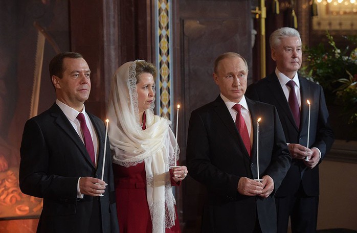 Tổng thống Nga Putin cùng cộng sự tham dự lễ Phục sinh tại thủ đô Moscow ngay sau tuyên bố ngừng bắn. Ảnh: Sputnik Tổng thống Nga Putin cùng cộng sự tham dự lễ Phục sinh tại thủ đô Moscow ngay sau tuyên bố ngừng bắn. Ảnh: Sputnik