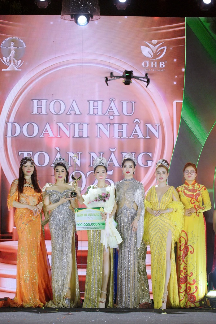 Nữ thạc sĩ sở hữu vòng eo con kiến đăng quang Hoa hậu "Doanh nhân toàn năng" 2025- Ảnh 2. Nữ thạc sĩ sở hữu vòng eo con kiến đăng quang Hoa hậu "Doanh nhân toàn năng" 2025- Ảnh 2.