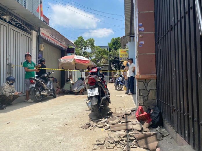 TP HCM: Sập tường căn nhà trên đường Trường Chinh, 1 người tử vong tại chỗ- Ảnh 2. TP HCM: Sập tường căn nhà trên đường Trường Chinh, 1 người tử vong tại chỗ- Ảnh 2.