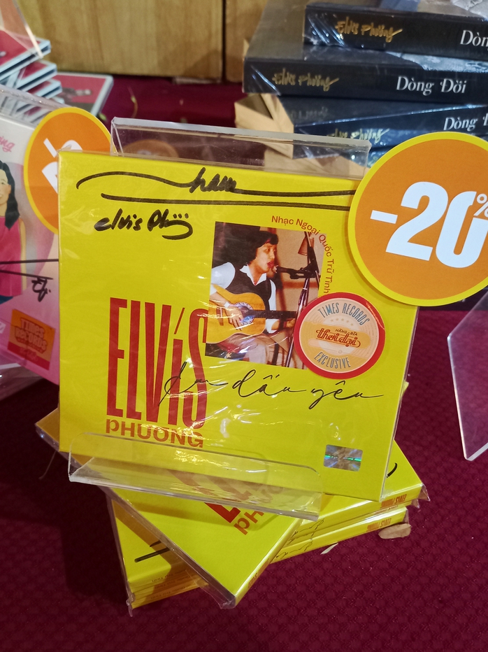 Elvis Phương ra mắt album USB, kỷ niệm 64 năm ca hát- Ảnh 3. Elvis Phương ra mắt album USB, kỷ niệm 64 năm ca hát- Ảnh 3.