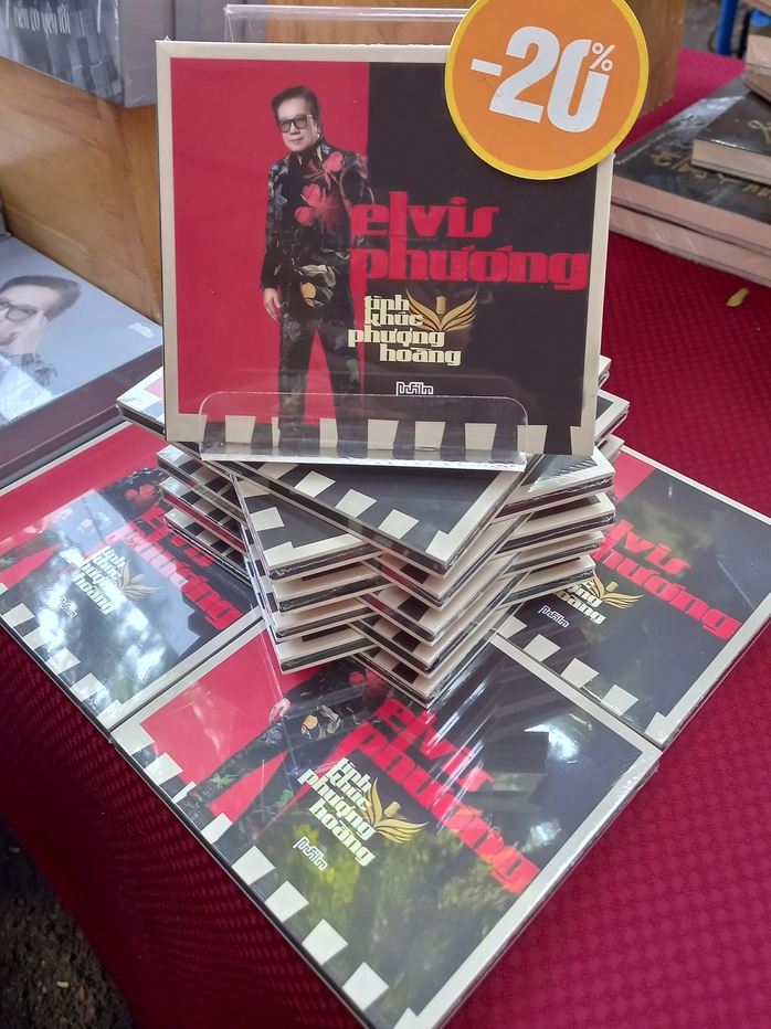 Elvis Phương ra mắt album USB, kỷ niệm 64 năm ca hát- Ảnh 4. Elvis Phương ra mắt album USB, kỷ niệm 64 năm ca hát- Ảnh 4.