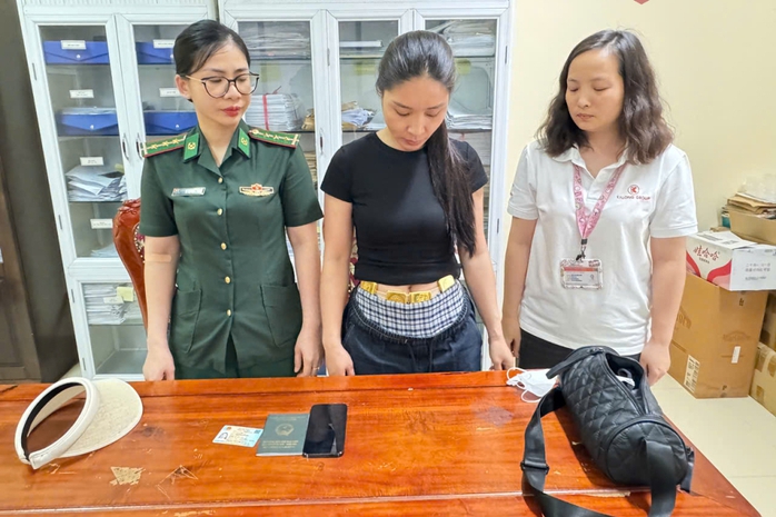 Người phụ nữ quấn 4 kg vàng ở bụng, không khai báo khi qua cửa khẩu quốc tế- Ảnh 1. Người phụ nữ quấn 4 kg vàng ở bụng, không khai báo khi qua cửa khẩu quốc tế- Ảnh 1.