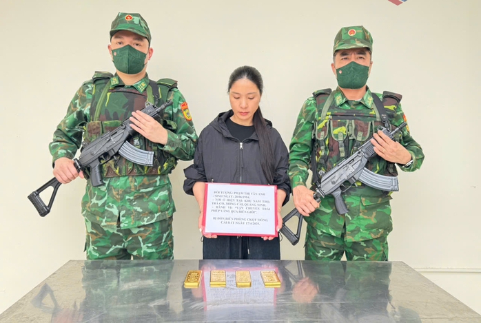 Người phụ nữ quấn 4 kg vàng ở bụng, không khai báo khi qua cửa khẩu quốc tế- Ảnh 2. Người phụ nữ quấn 4 kg vàng ở bụng, không khai báo khi qua cửa khẩu quốc tế- Ảnh 2.