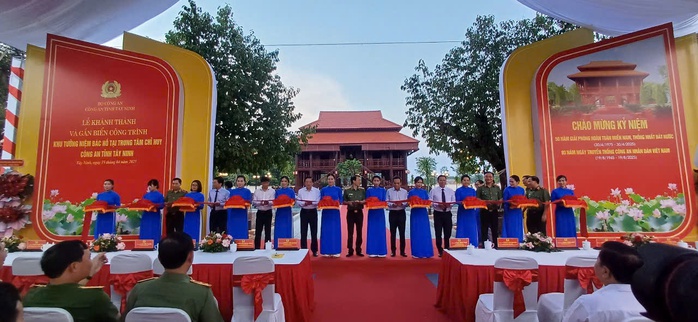 Hình ảnh Bộ trưởng Bộ Công an Lương Tam Quang dự chương trình quan trọng ở Tây Ninh- Ảnh 3. Hình ảnh Bộ trưởng Bộ Công an Lương Tam Quang dự chương trình quan trọng ở Tây Ninh- Ảnh 3.