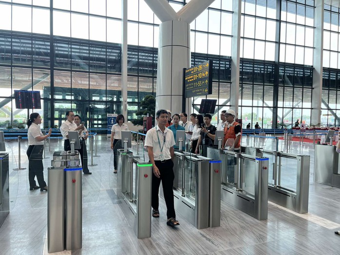 Người dân ùn ùn trở lại, vé máy bay chặng Hà Nội - TP HCM ngang giá dịp Tết - Ảnh 2.