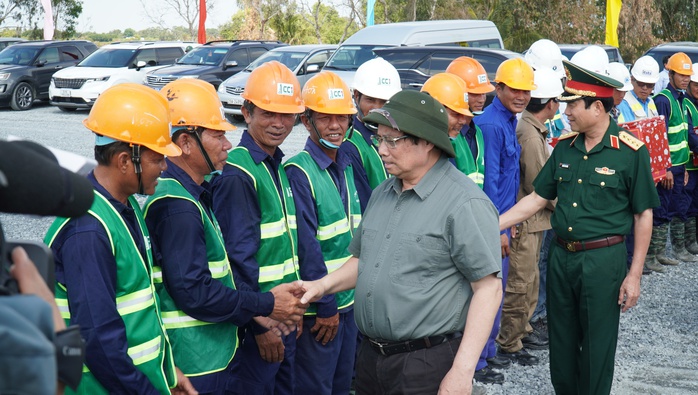 Kiểm tra thực tế, Thủ tướng chỉ đạo chậm nhất 19-12 phải khánh thành tuyến cao tốc Cần Thơ-Cà Mau- Ảnh 1. Kiểm tra thực tế, Thủ tướng chỉ đạo chậm nhất 19-12 phải khánh thành tuyến cao tốc Cần Thơ-Cà Mau- Ảnh 1.