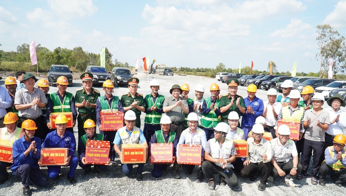 Kiểm tra thực tế, Thủ tướng chỉ đạo chậm nhất 19-12 phải khánh thành tuyến cao tốc Cần Thơ-Cà Mau- Ảnh 2. Kiểm tra thực tế, Thủ tướng chỉ đạo chậm nhất 19-12 phải khánh thành tuyến cao tốc Cần Thơ-Cà Mau- Ảnh 2.