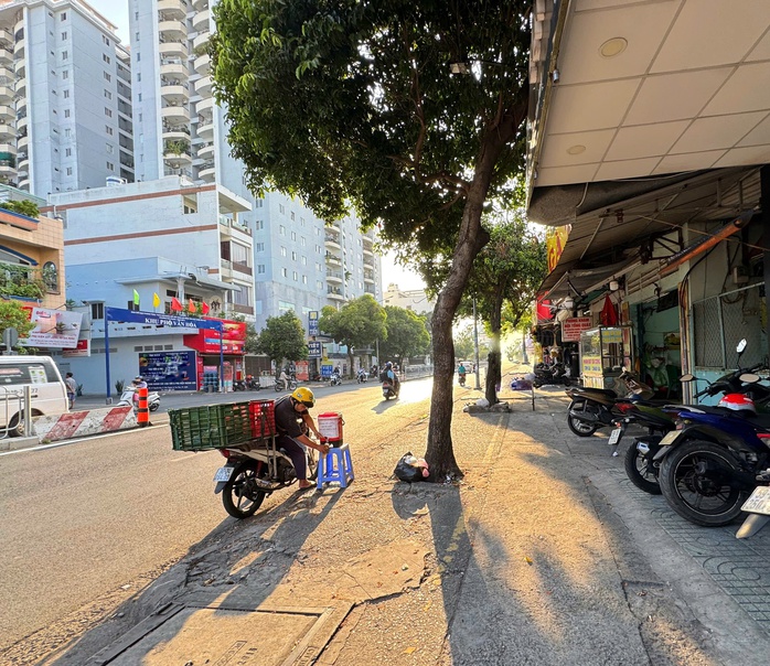 Trà đá miễn phí - “đặc sản” nghĩa tình giữa phố- Ảnh 1. Trà đá miễn phí - “đặc sản” nghĩa tình giữa phố- Ảnh 1.